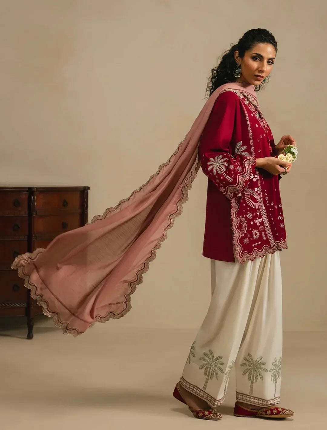 Rosé Royale – Embroidered 3PC Farshi Shalwar Set